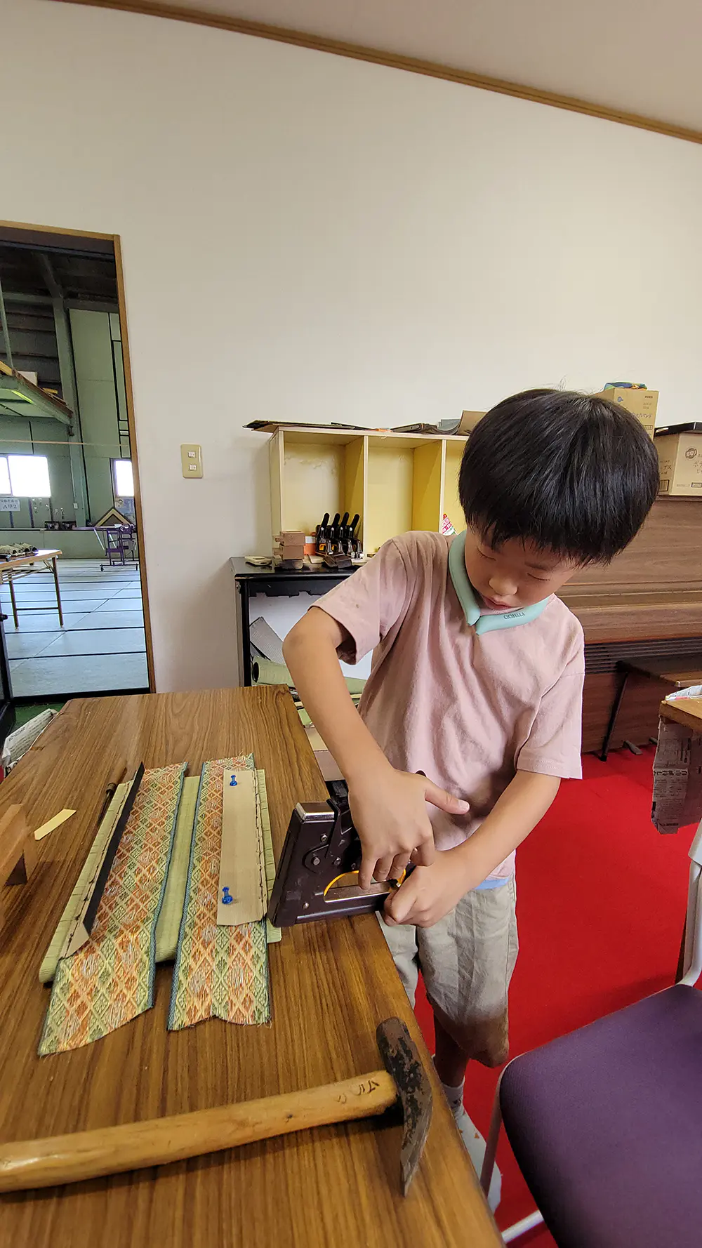 たくと
飾り畳の製作を体験させてもらいました。ホッチキスでヘリをとめるのが楽しかったです。昔は手縫いをしていたものも今では機械で裁断から流れ作業されていてかっこよかったです。