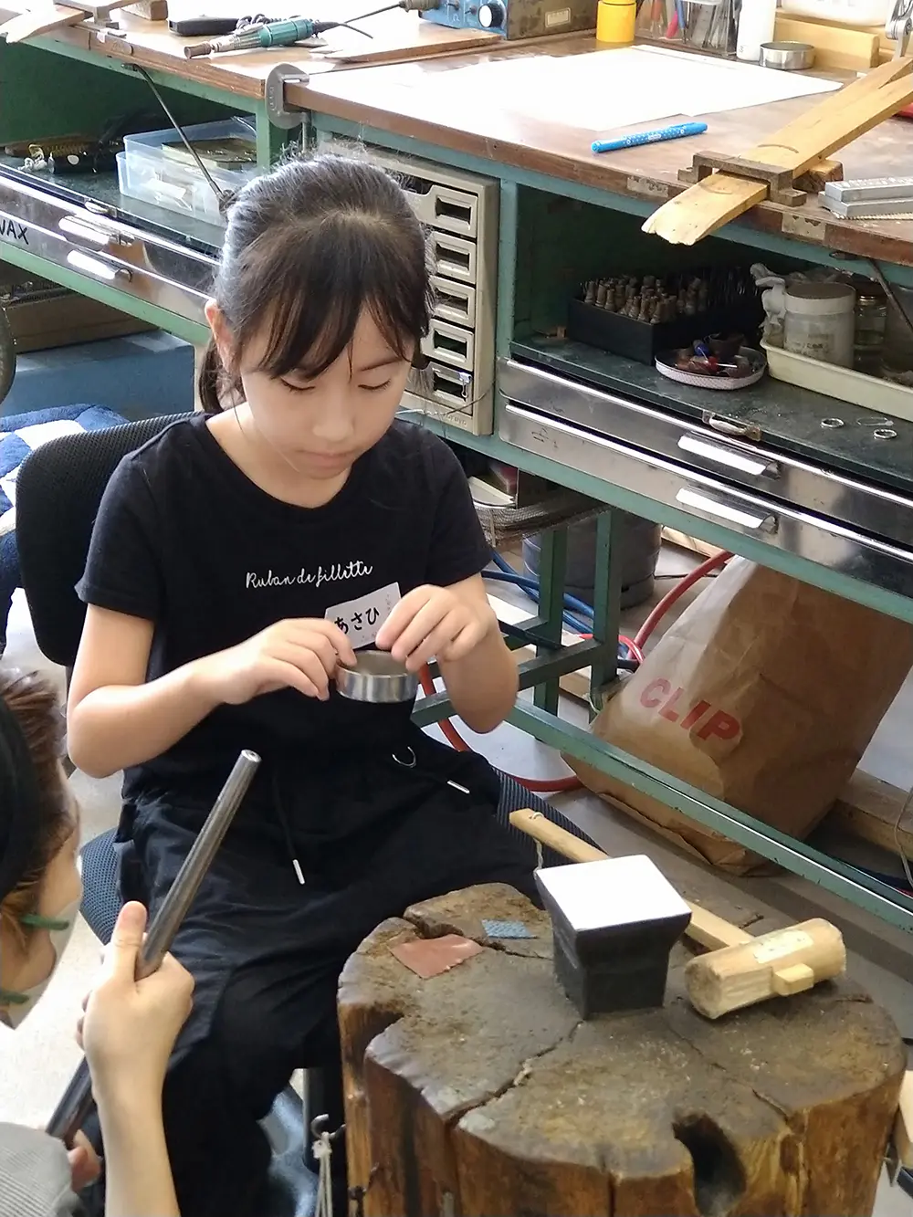 メロン牛乳
シルバ一リングを作りました。丸くする、研く、削る、洗うなどたくさんの工程があって、びっくりしました。またやりたいです。

