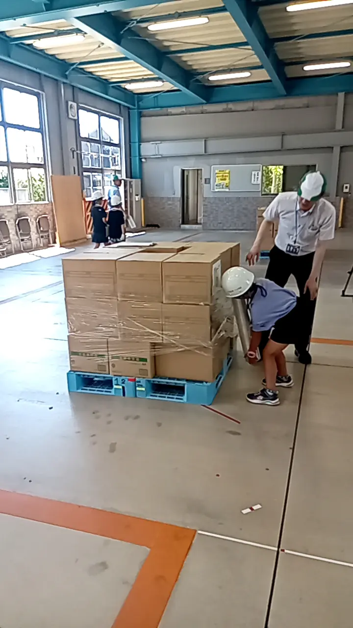 ゆず
ラップで荷物を止めるのが難しかった。荷物の周りを屈みながら動いたので腰が痛くなった。大変なシゴトということが分かった。
