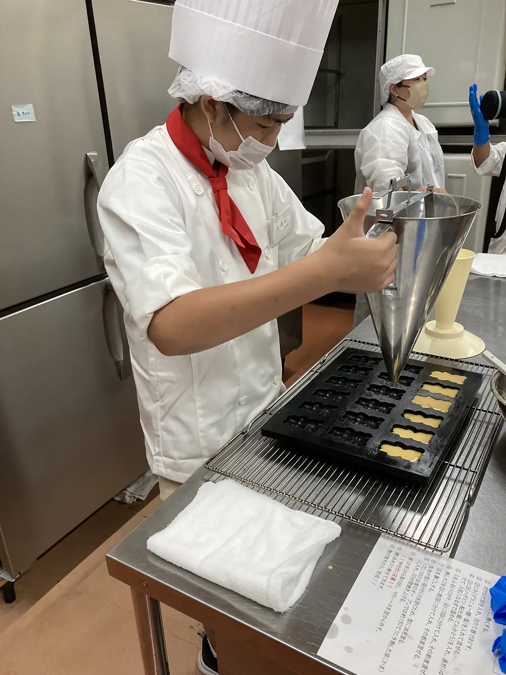しお
生地を型に入れる時に、力を調整しないといけなかったのが難しかったです。チョコでデコレーションしたのが楽しく、試食も美味しかったです。出来たマドレーヌを友達にもあげたいと思います。
