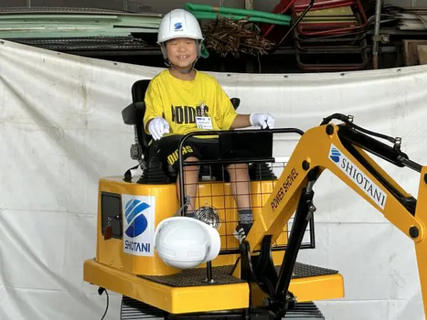 ゆうき
機械を動かしたり、左官体験をしたりしました。建設の仕事は、いろいろな内容があることがわかりました。また来年も参加したいです。