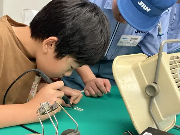 たけまる
ハンダゴテをするのは時間がかかったけど、工場は機械でサッと作るのがすごいと思いました。