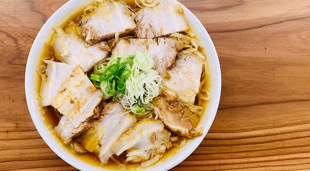 生そうめんの技から生まれた“平打ちピロピロ麺”の醤油ラーメン【中華そば専門店 あざみ大岩本店】歴史ある上市・大岩山日石寺の門前町に新名物