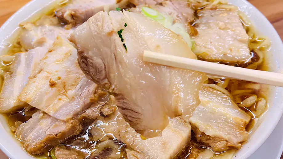 生そうめんの技から生まれた“平打ちピロピロ麺”の醤油ラーメン【中華