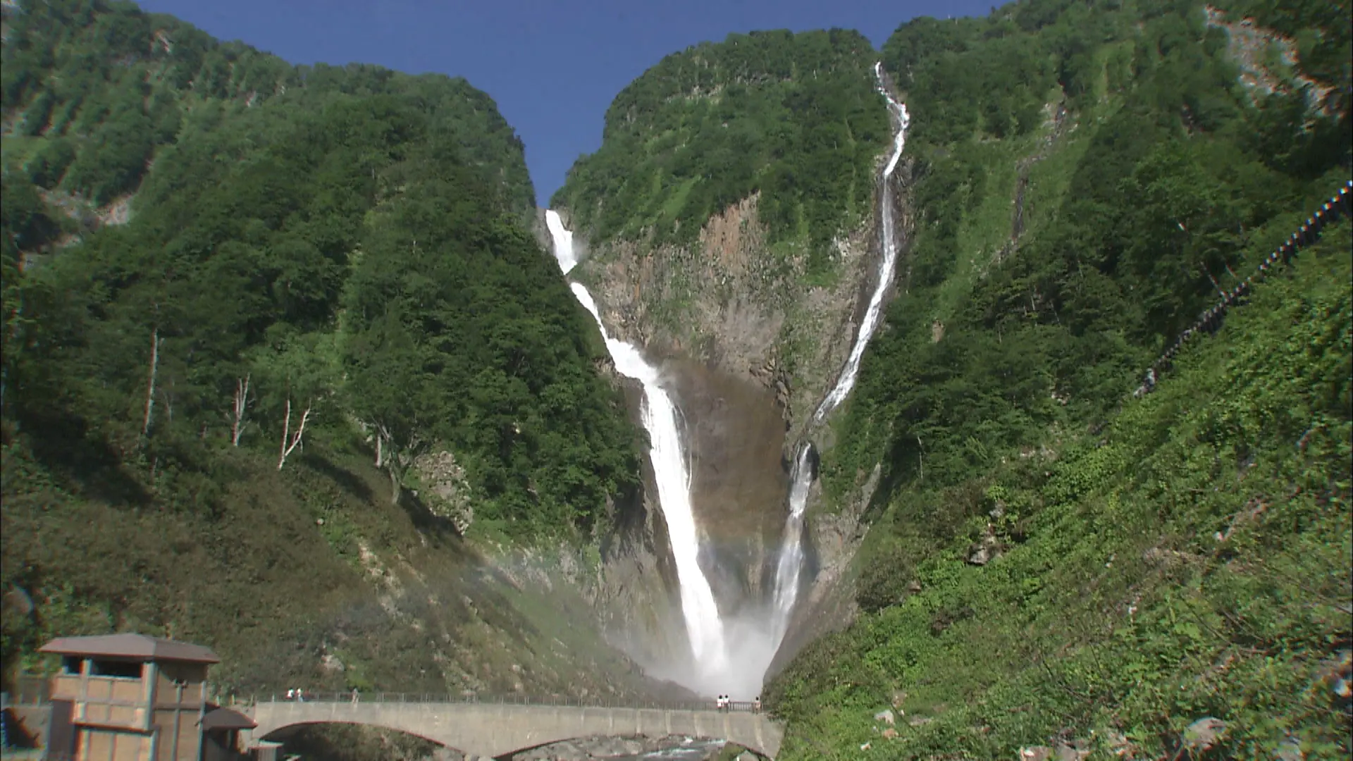 日本一の滝・称名滝】見るなら今！1年で最も水量が多い夏前に現れる