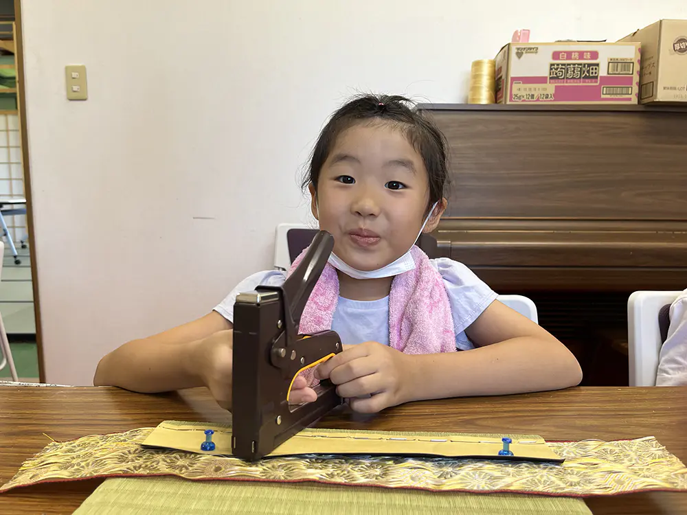 りおりお
はじめて、たたみを作るところをみました。
昔は、人で、ぜんぶしてたから、すごくたいへんだと、思った。小さい、たたみだったけど、上手く作れました。

