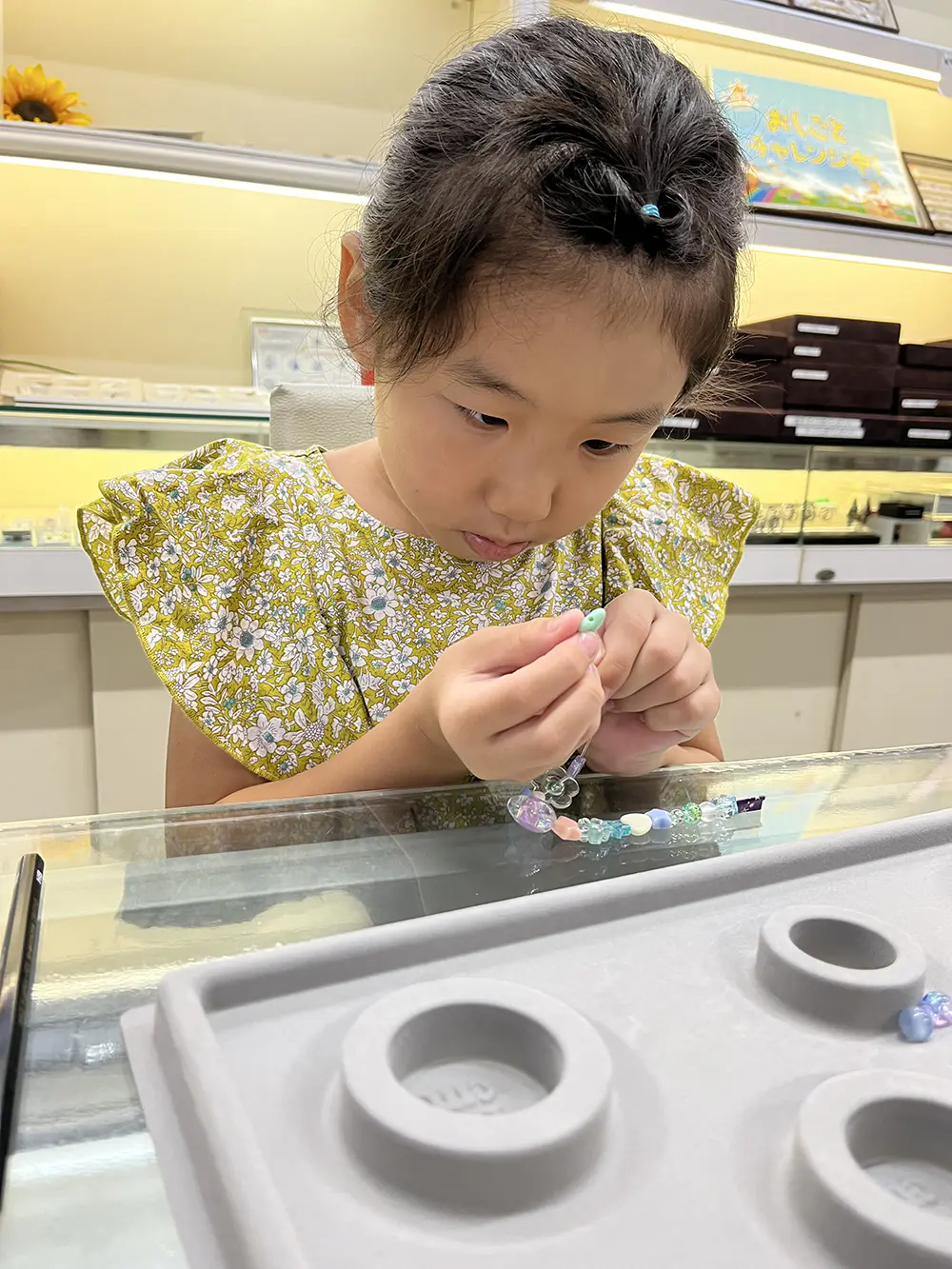 りおぴん
色んな色や形を並べるのに迷ったけど、キレイなブレスレットができて、よかったです。
小さい穴に紐を上手く通すこともできました。大切に使いたいです。
