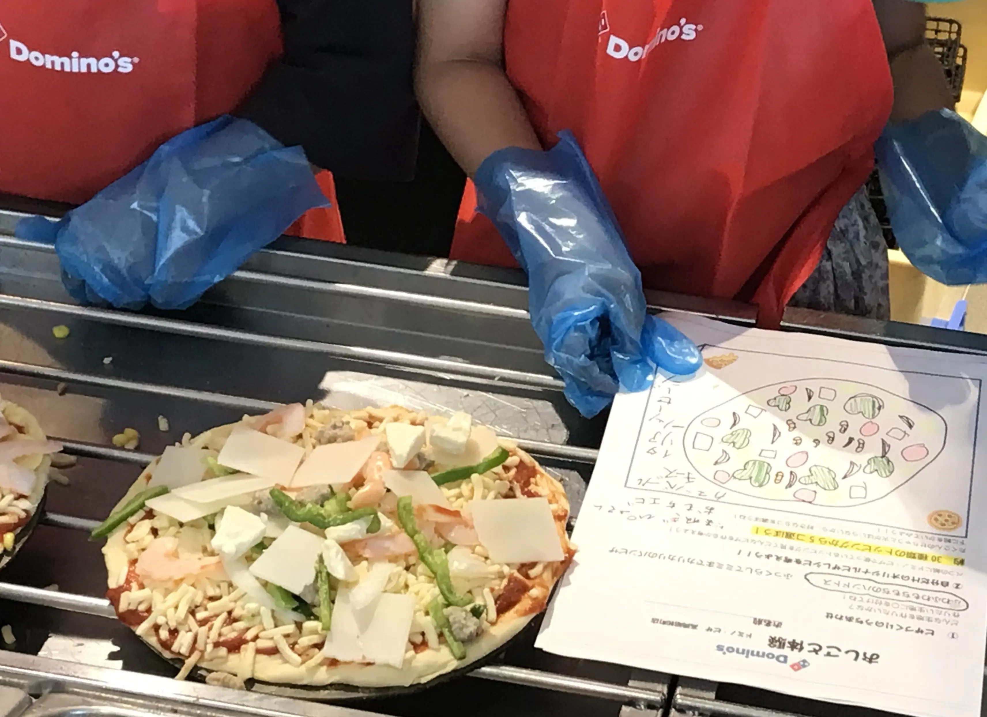 アヤッピ
アヤッピ
生地をこねるのが楽しくて、自分だけのピザを作れて嬉しかったです。オーブンが大きくてびっくりしました。オーブンは2つもあって、15分で60枚も焼けると聞いて驚きました。
