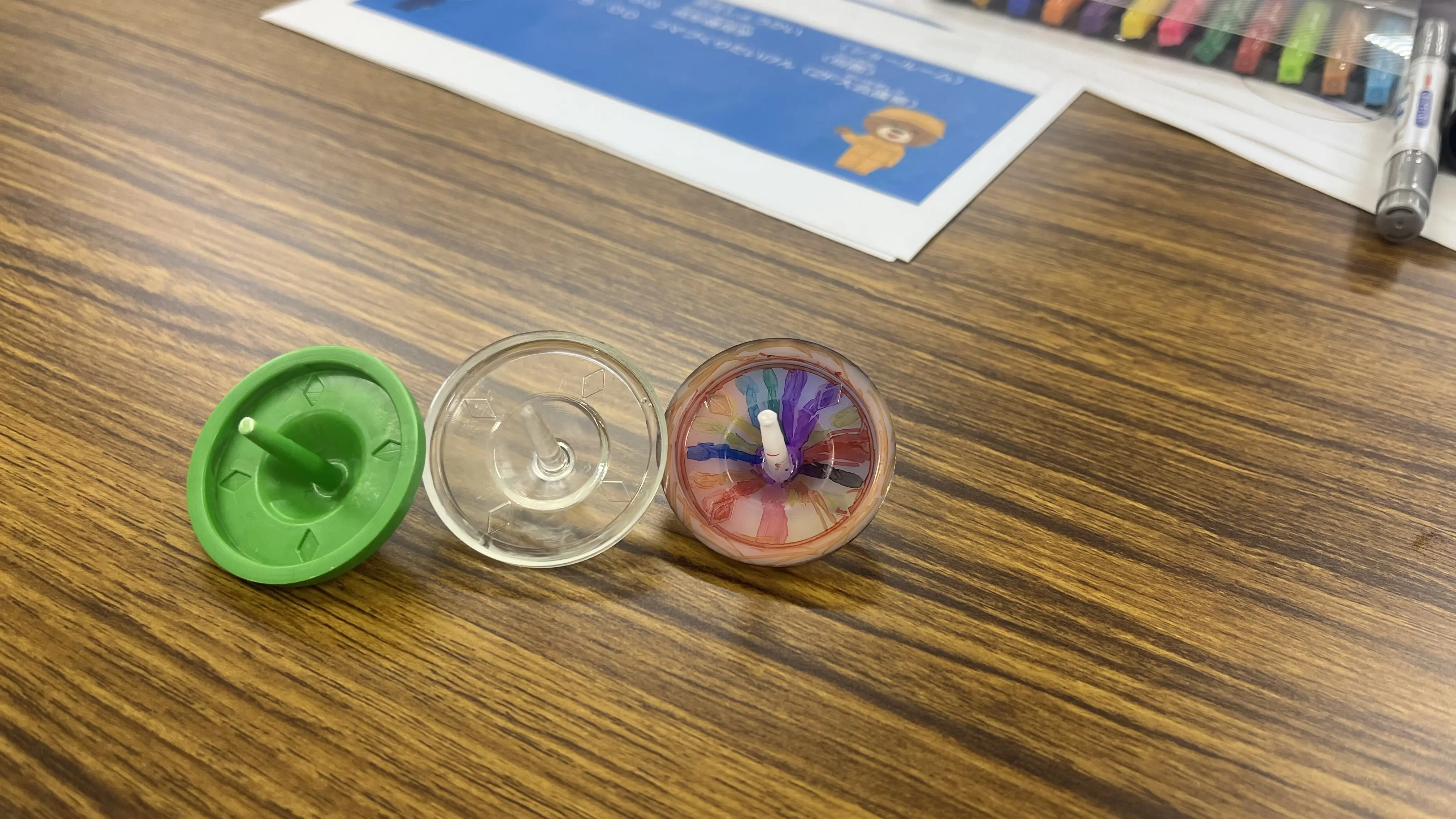 せい
機械にペレットを入れて熱くなるのを待ってから、力を入れて押し出したらコマができました。全部でコマを5コ作り妹と遊びました。

