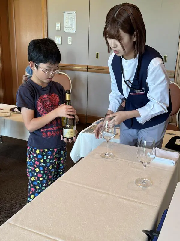 りょうが
ホテルの仕事でロールケーキが食べられたのが嬉しかった。意外にお盆や皿が重かった。思ったよりも緊張して運んできた。