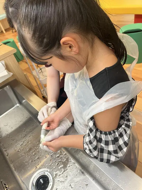 ゆな
歯磨きの仕方や呼吸の仕方、姿勢について教えてもらいました。電動スケーラーを初めて使いました。難しかったけど、殻がどんどん白くなっていくのが面白かった。