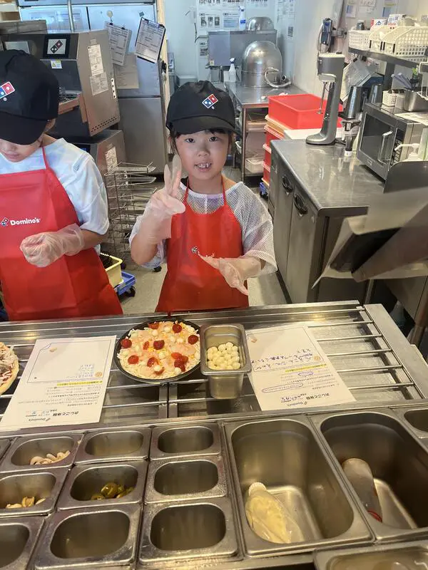 ゆな
ピザ屋さんの店員さんと同じエプロンとぼうしを身につけて、お店の中の説明やピザ生地の作り方を教えてもらいました。
ピザの具は私の好きなものをたっぷりとのせたピザが出来上がりました。家に持ち帰ることができたので、家族みんなで食べました。美味しかったです。