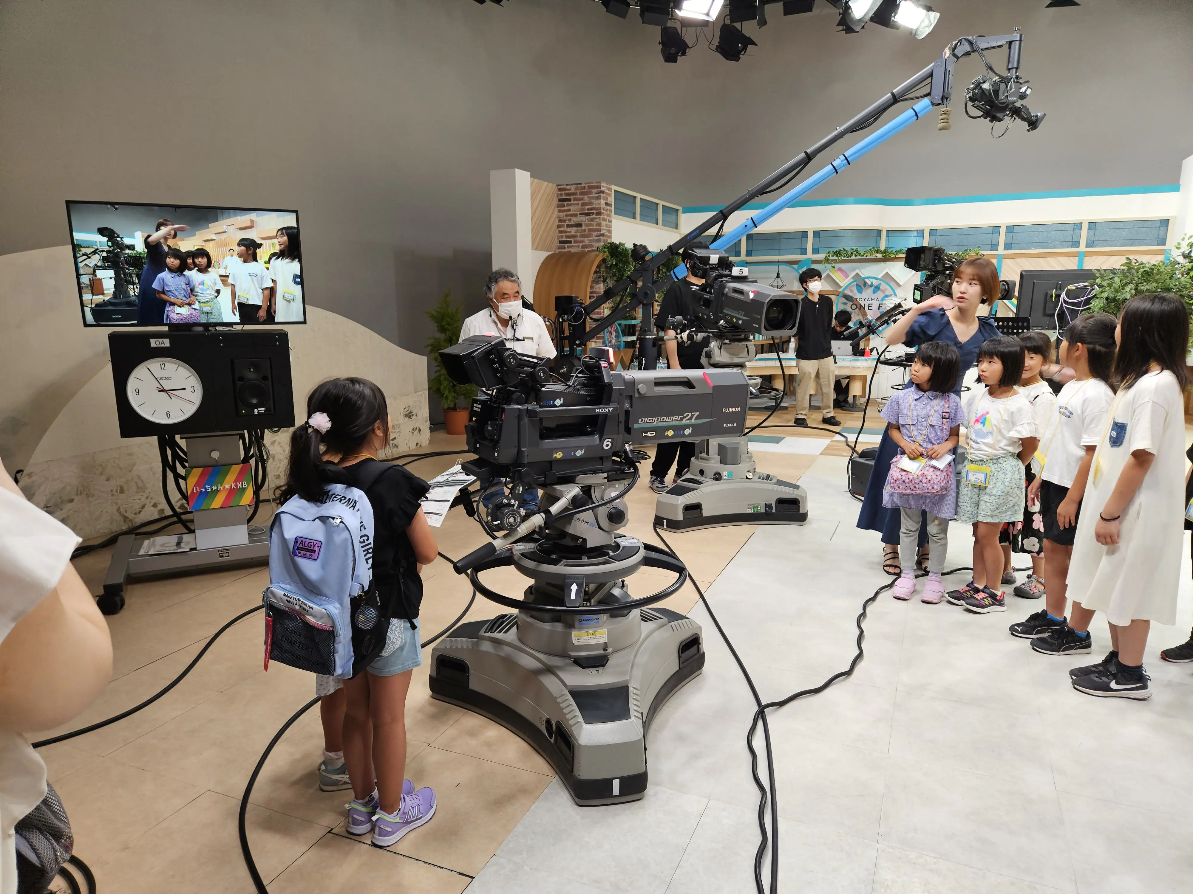 なっつ
テレビ局の見学がいちばんワクワクしました。大きなカメラを覗いたりするのが、楽しかったです！カメラで撮影することができたらいいなと思いました。アナウンサー体験はドキドキしてとても緊張しました。
