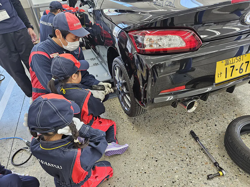 なっつ
車はいろんなところを点検しなくてはいけないことがわかりました。
タイヤの点検は音がうるさくてビックリしたけどネジを回すのが楽しかったです。
屋根のない車に乗れたのが嬉しかったです。