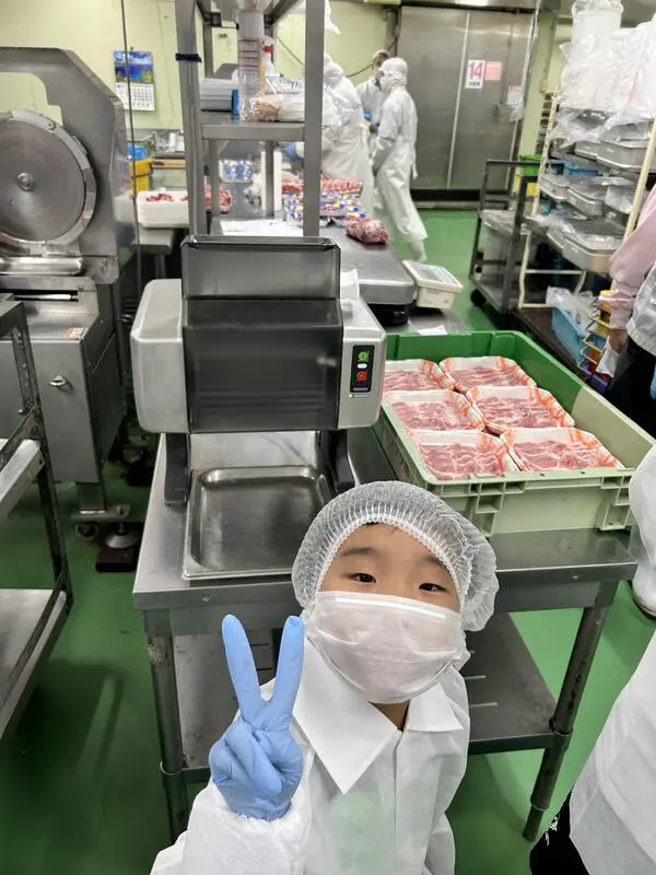 ゆうき
エプロン、帽子、マスクをつけて工場の見学をしました。特に楽しかったのは、牛肉の食べ比べです。３種類の肉の中から、和牛を当てることができました。嬉しかったです。