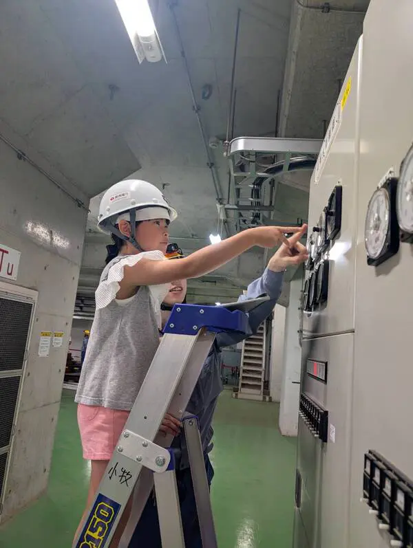 ko
実際に機械を触ったり 機械について勉強したりすることができて大変いい体験になったと思います。スタッフの方の説明がとても分かりやすく、楽しかったです。