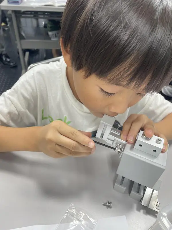 Tao
じぶんでネジを回してロボットを作ることができて、楽しかった。くっつけるむきがなかなか合わさらなくてむずかしかった。さいごにはかっこよく作れてうれしかった