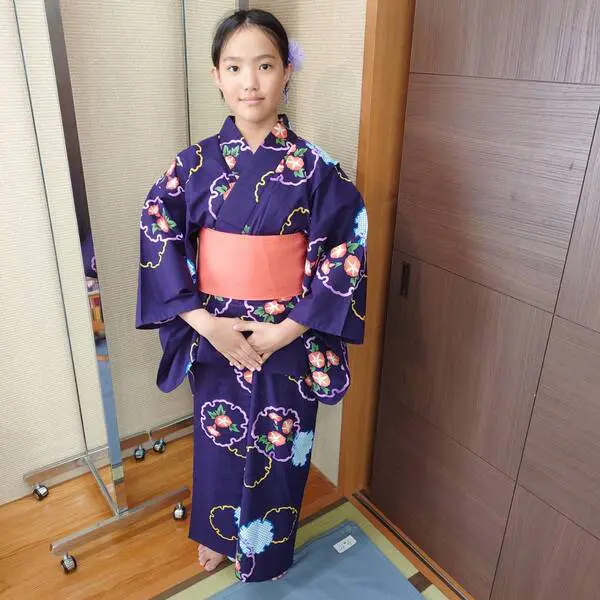 たま
友達に着付けをするときは、先生のお話を聞いたり、蝶々結びをするときは、「きつくない？」と友達に聞いたり、鏡を使ってきれいに見えるか確認しました。着付けするのは、結構な時間がかかったり、大変なのに毎日着付けをしている先生方はすごいと感じました。お茶をお母さんにお出しするときも、先生のお話を聞いて丁寧に出すことができました。浴衣を着てお茶をお出しすることは初めてだったから良い体験ができたと思いました。