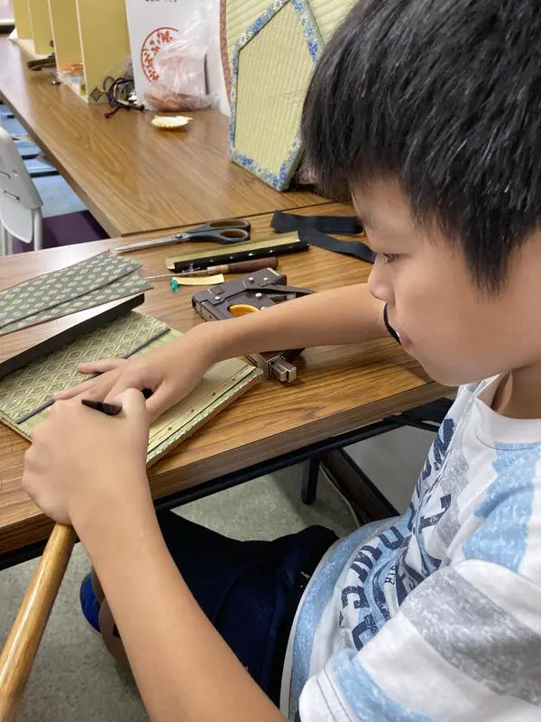 YU
ぼくは、飾りだたみをつくりました。作る時にはいろいろな道具があったので最初は、難しいと思っていたけど、意外と簡単だったからすぐにつくることができました。