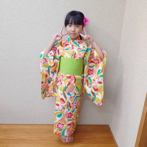 みづ
浴衣を着て家族にお茶を出すのが、恥ずかしかったけど、上手くできました。浴衣を着せてあげるのは難しかったです。浴衣を着てみて、かわいい姿になれて嬉しかったです。