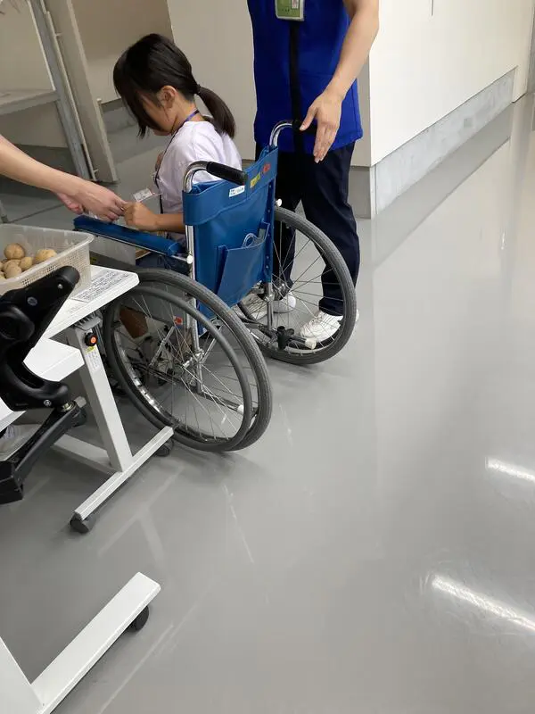 みさとと
最初に血圧を測ったり、体温を測ったりしました。血圧はベルトのようなものを巻き付けました。なぜマジックテープなのか気になりました。血圧を測るとき難しかった事は、握って血圧計の数字を150くらいに合わせる事です。
車椅子はブレーキがあると初めてわかった。乗り降りや、曲がるのが難しかった。