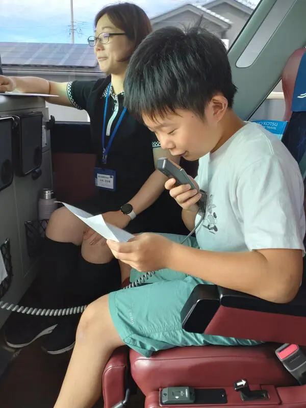 たけたけ
台本を見てお客さんに向けてあいさつをしたり、行き先で迷子にならないように旗を持って案内をしたりしました。バスで氷見の栽培漁業センターまで行き、バスの中では添乗員さんがお客さんが楽しめるようにクイズを出していました。僕も添乗員さんになったらバスの車内でも楽しめるようなおもてなしをしたいです。