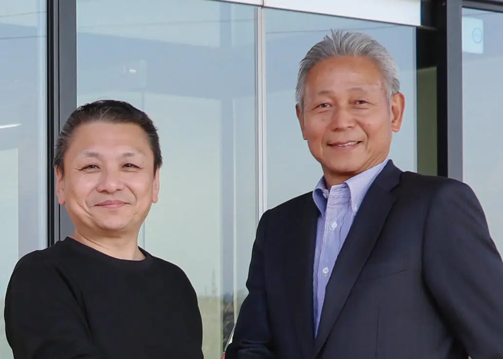 アルミファクトリー棚元政夫社長（左）と中嶋保幸協力研究員(右）