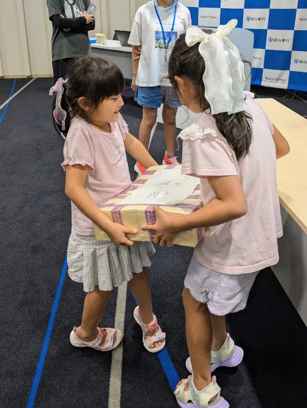ミルク
1億円の重さを体験できる経験は貴重でした。接客体験など、皆さん優しく接してくださりありがとうございました。
