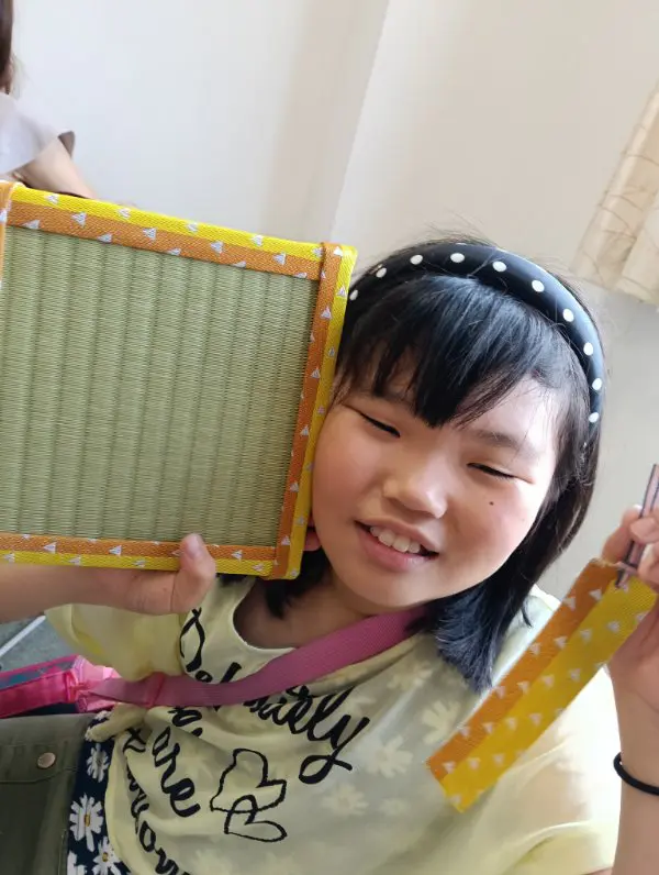ひなママ
ひとつひとつの作業が難しかったです。
布をくっつける作業、折りたたんで折り目をつける作業、たくさん助けてもらったけど、ステキなたたみができました。しおりももらえて、学校で使いたいです。
