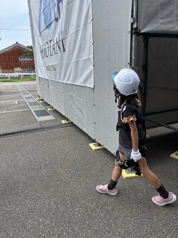 くんくん
大人のだから少しブカブカだったけど、かっこいいハーネスをつけて、足場迷路、楽しかったです。