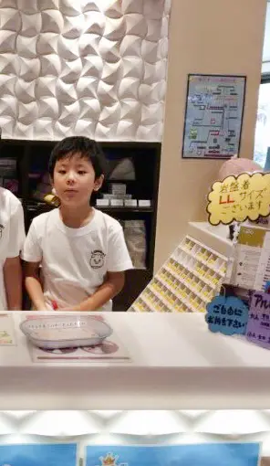 なおやん
うけつけでは、「いらっしゃいませ」や「ごゆっくりどうぞ」と元気よくあいさつをすることができました。はずかしかったけど、がんばって言えました。ボイラーしつに行き、入よくざいを入れたこともよいけいけんでした。ぼくたちが入れた入よくざいで、おきゃくさんが気もちよくなってくれればうれしいと思いました。
まわりの人がみんなはじめてで、さいしょはきんちょうしていたけど、すぐになかよくなることができてほっとしました。さいごにそのお友だちと入ったおふろはとっても気もちがよかったです。