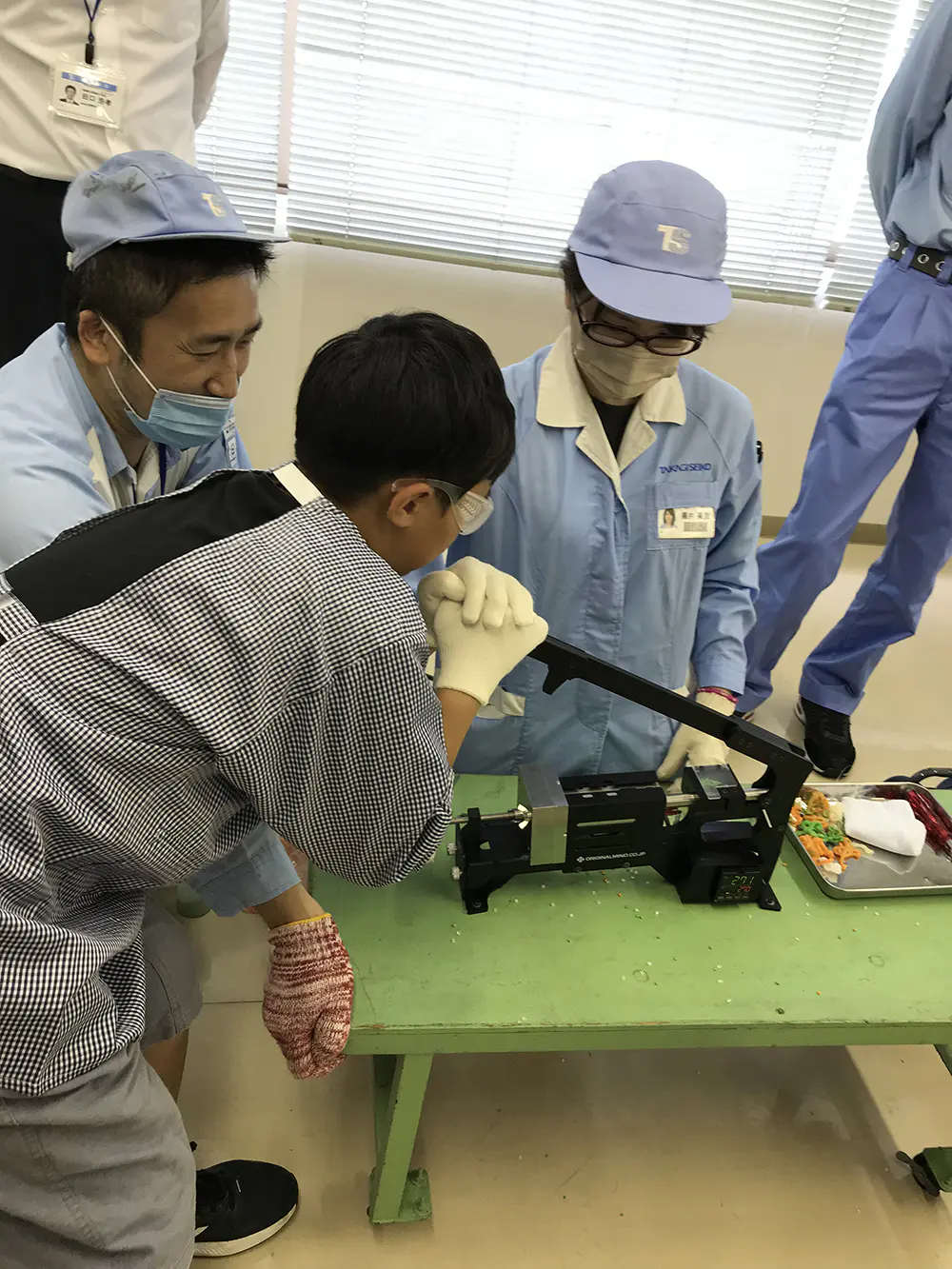 ゆいと
ペレットを使って、こまを作る時にレバーが硬くて力が必要だった。
車の部品にもプラスチックが使われていて、軽い部品があり驚いた。