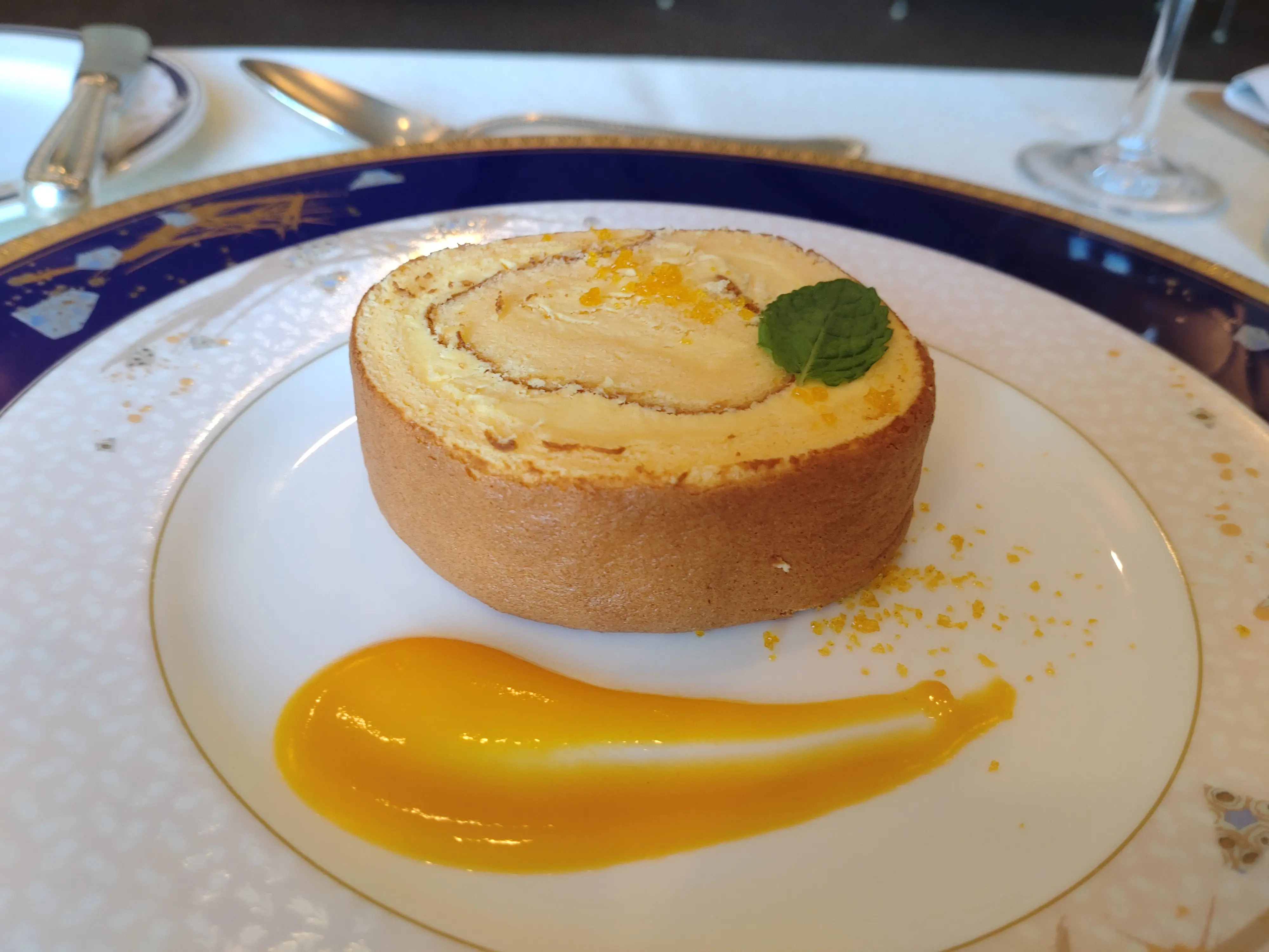 ケーキおいしかったです
シルバーのセッティングの話を聞いたり、お母さんのところまでケーキをはこんだりしました。楽しかったです！とってもおいしいケーキでした！また行きたいです！

