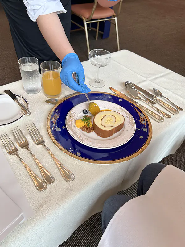 さくら
ホテルのお仕事体験に行ってきました！フランス料理のテーブルセッティングについて教えてもらいました。スプーンやナイフの選び方や置く場所をクイズ形式で学ぶ事が出来て、楽しかったです！今回テーブルマナーについて詳しく教えてもらったので今度家族とANAのレストランに行った時に実際にやってみたいです。