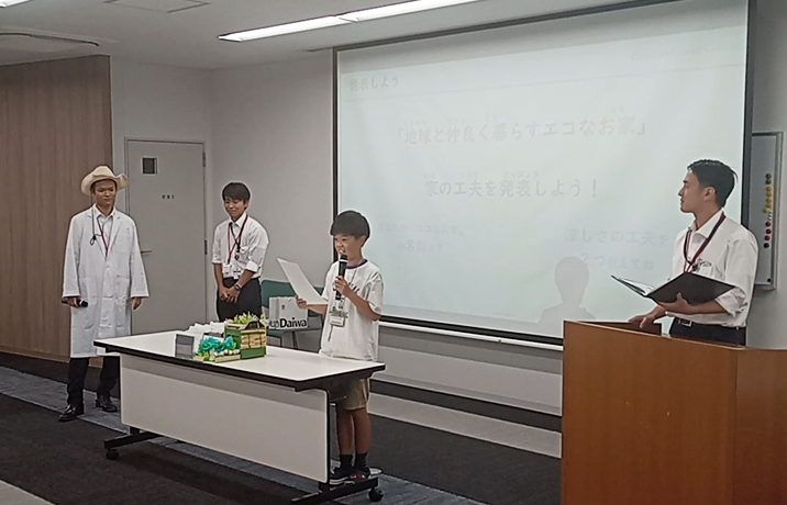 リョウタロウ
日かげ、風通し、蒸留冷却ができたら涼しい家になってエコになることがわかった。いい家の模型が作れて楽しかった。
