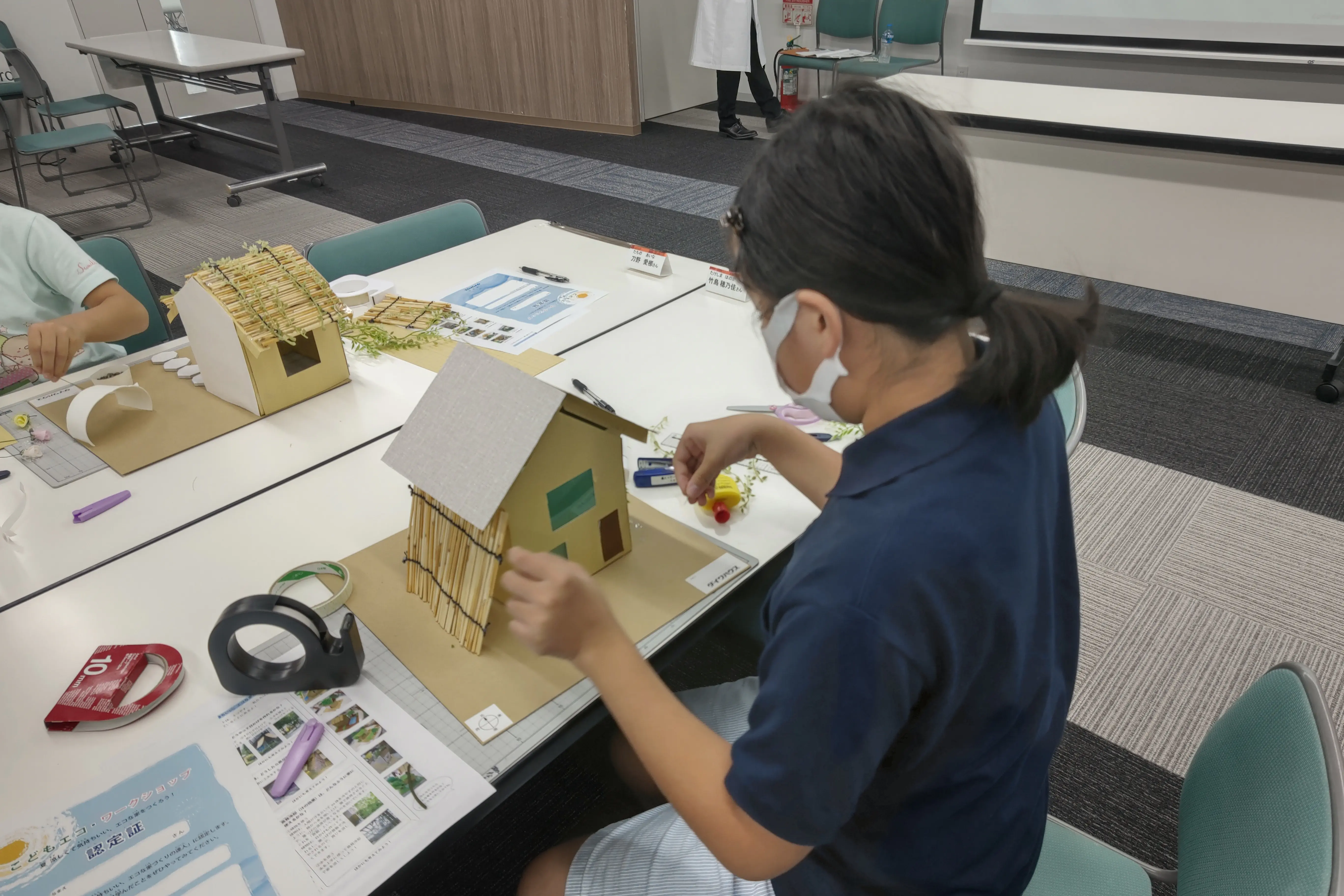 ほの
環境に配りょした夏すずしい家について教えてもらった後に、もけいを作ってみたけど、自分で考えたイメージを表現するのがむずかしかったです。
時間が足りなくて、全部できなかったので家で仕上げたいと思います。

