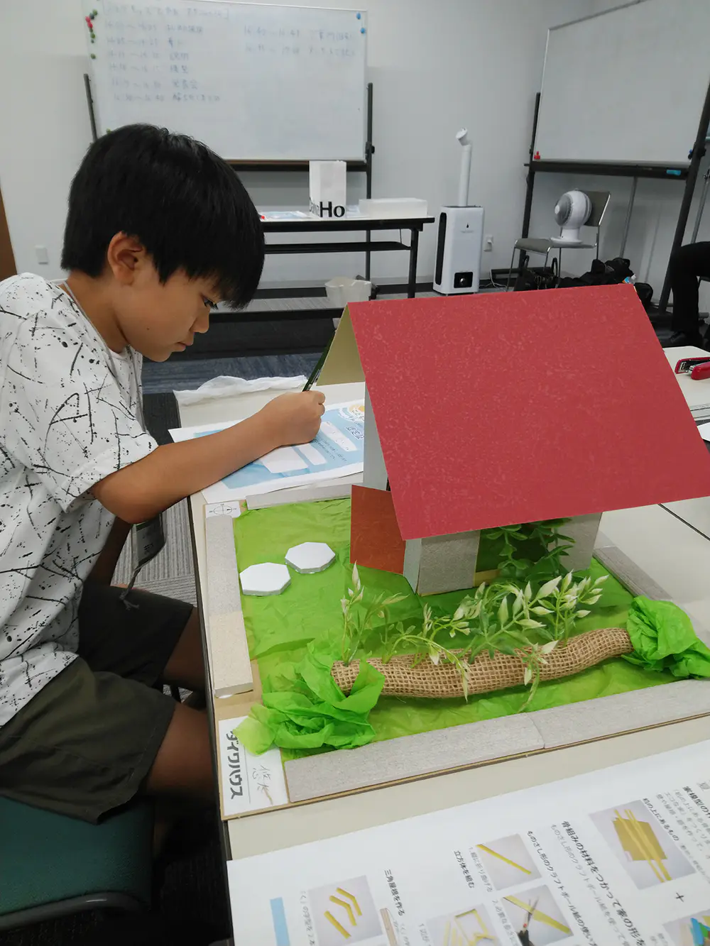 ゆうた
夏に涼しい家を作った。家を作るときは、いろいろ考えて作らないといけないので大変だった。でも、いろんな材料があって作るのは楽しかったです。

