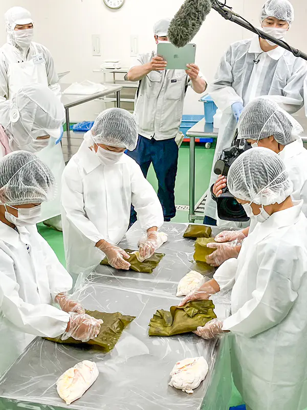 りく
エアシャワーをしたり、帽子、マスク、エプロンや手袋をしたり、ばいきんや汚れが入らないように気を付けているんだと思いました。
鶏肉の昆布締め作りの体験で、昆布を巻くのが難しかったです。
