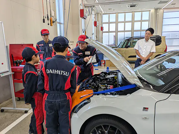 めい
車には安全に走るためにしなくてはいけないことがたくさんあることがわかった。
1人でできないところやわからないことはダイハツのお兄さんがいっしょにやってくれたり教えてくれたりしてたのしくたいけんできました。ダイハツがすきになりました。車のことはあまり知らなかったけど、てんけんしたり車にのったりしたら車のおもしろさがわかった。タイヤに数字やえいごが書いてあるのがふしぎで、ダイハツのお兄さんにしつもんしたらタイヤの会社の名前やタイヤの大きさだと教えてもらってぎもんがかいけつできた。