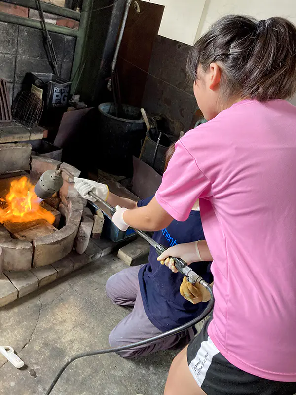 sion
銅の板に緑の液体でたたいたり、バーナーで焼いたり、ぬかを塗ったり、アンモニアの気体にかざしたりして、きれいな青いコースターが出来ました。スタッフのみなさん、やさしく教えてくれてありがとうございました。