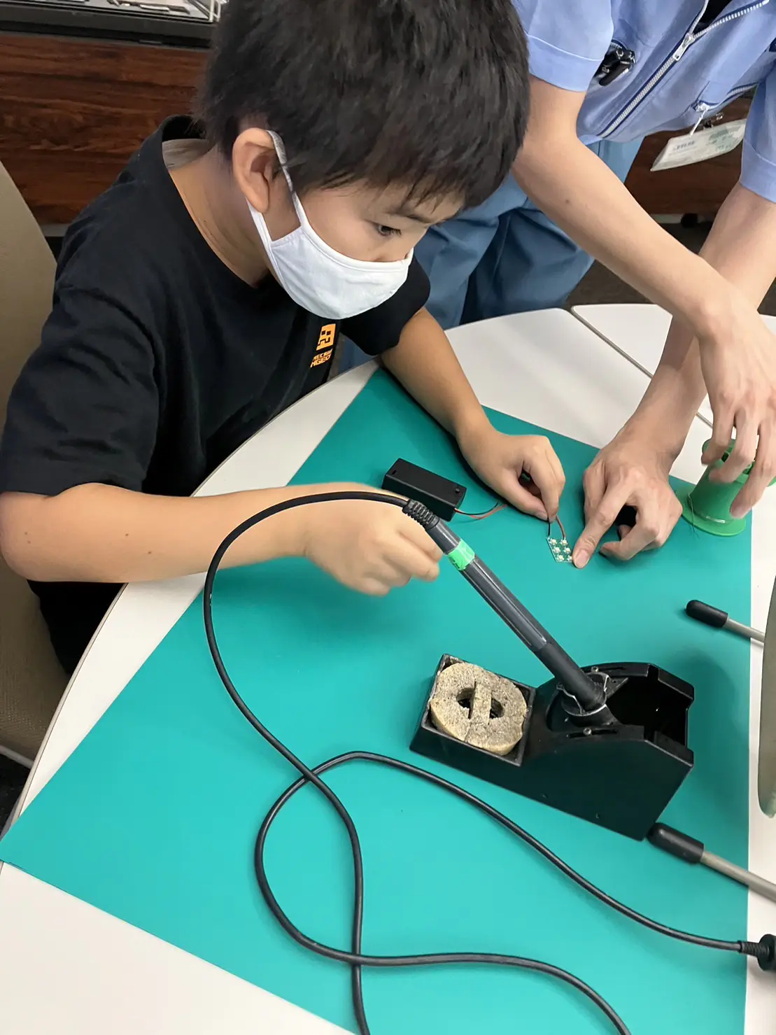 みなんわたん
電子部品をうまくピンセットで置いて、半田付けできて楽しかったです。

