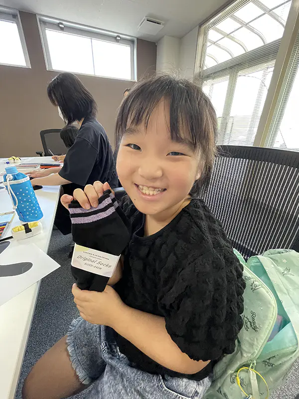 りー
くつ下のつま先をあむ機械の体験が難しかったけど、教えてもらってやってみたら上手にできました。完成したくつ下の帯を作るのも楽しかったです。