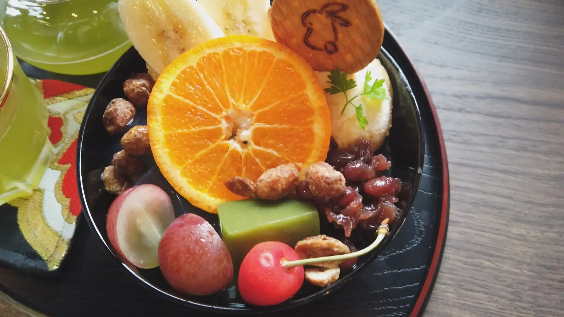 季節の果物と、とろ～り葛の兎あんみつ（1320円・税込）
