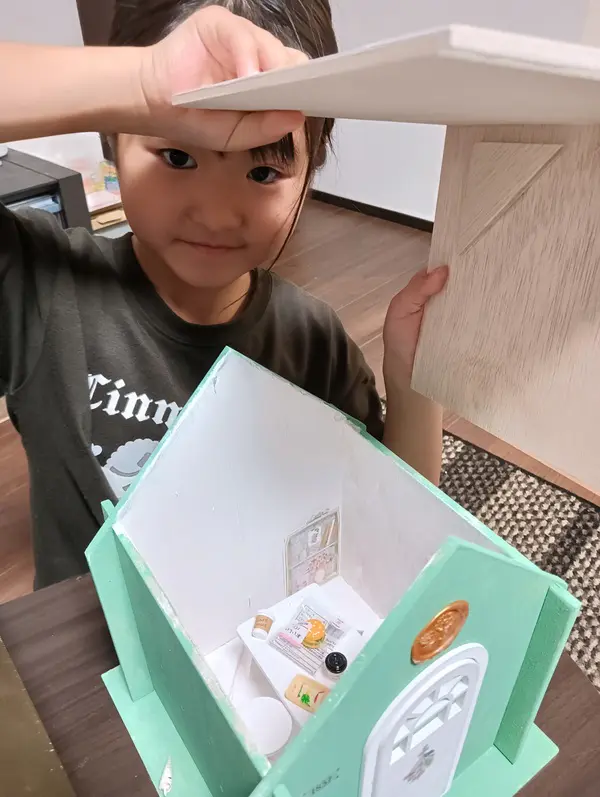 さな
小さな家を組み立てた後絵の具などでぬってかわいい家にすることができるのがよかったです！
最初はボンドをつけるだけでくっつくと思ったけどゴムハンマーをつかう経験ができたのがびっくりしました。