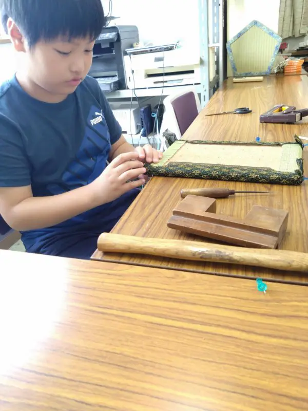 はる
たたみ作りを100年も続けていて、すごいと思いました。
機械のボタンが押せて嬉しかったです。
飾りたたみのフチのホッチキスが難しかったけど、作るのが楽しかったです。
