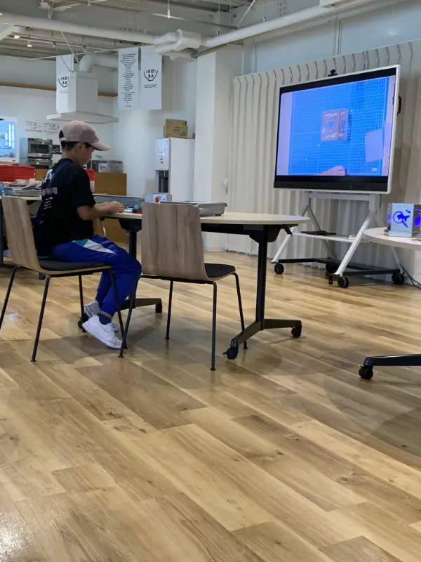 せい
ライトを作る時に、工場内に入って、大きな機械で、切ってもらった。綺麗に曲がっていて、すごいと思った。
自分で組み立てするのは好きなので、ドライバーを使って、しっかり組み立てができた。
家でもやってみたいと思った！
