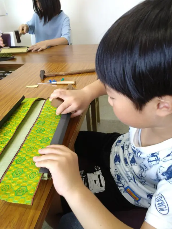 けんと
たたみを作る機械をさわったり、動くのを見たのが楽しかったです。たたみのフチをまげるのが難しかったけど、自分のたたみができて嬉しかったです。