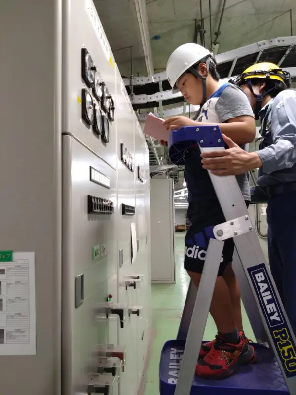 はる
大きな音のする機械がたくさんあって、迫力があって楽しかったです。機械の点検をしたり、いろんな仕事があることがわかりました。
富山の水力発電は、全部大阪で管理していると聞いて驚きました。
水力発電はエコにつながることを学んで、いろいろ教えてもらって嬉しかったです。