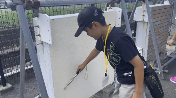 サッカー大好き少年
打診棒で壁を叩くと音がちがうところがあって、空洞になっているところがわかったよ。
また、地中に埋まっている鉄筋を機械を使って見つける体験も出来て面白かったです。