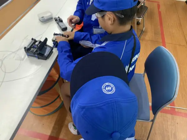 光ファイバーの実物を初めてみたけれど、繋ぐ作業が出来て、面白かった。
電気をつける仕事は、早く出来たので、他のに付け替えて、何回もできて、面白かったです。

